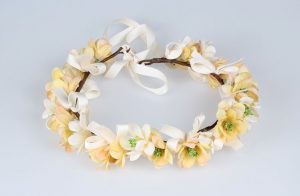 Mākslīgo ziedu vainags