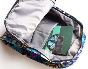 Mugursoma ar vasarīgu motīvu