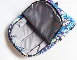 Mugursoma ar vasarīgu motīvu