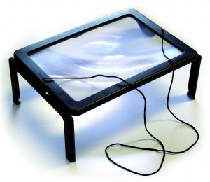 Brīvroku palielināmais stikls lasīšanai, rokdarbiem u.c. ar apgaismojumu