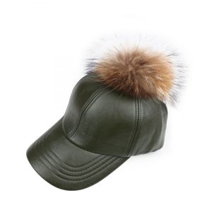 Sieviešu cepure ar "nagu" un mākslīgās kažokādas bumbuli