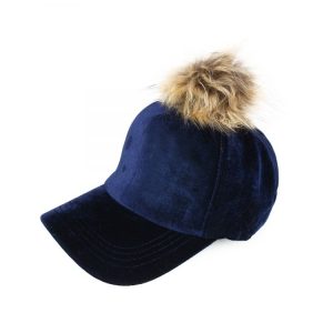 Sieviešu cepure ar "nagu" un mākslīgās kažokādas bumbuli