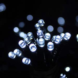 Ziemassvētku eglītes lampiņas ar 100 LED spuldzītēm auksti baltā krāsā